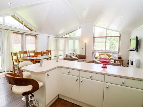 Oak Lodge in Tibberton