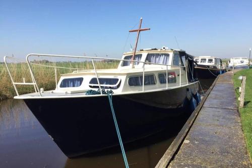  Boat Allemansfreon - kamperen op het water - niet om mee te varen - read host profile-lees hostprofiel in Jutrijp