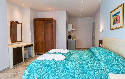 3 twin beds