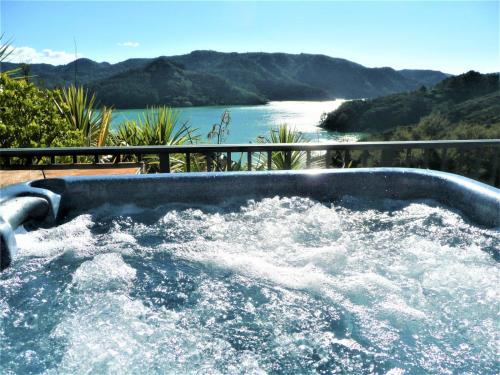 King's View Lodge Pool View Suite