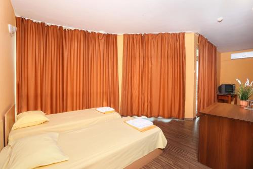 Twin Room image 4