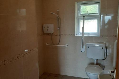 Ванная комната, Lovely Innishmore Island Farmhouse in Каван