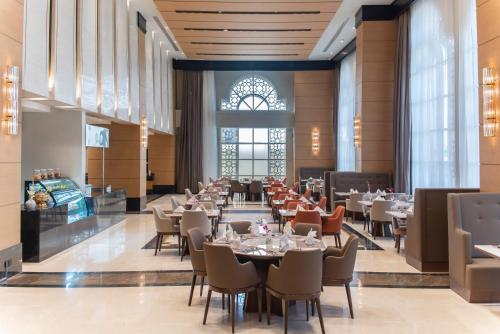 مطعم, فندق وجاردينو ريزيدنس (Gardino Hotel & Residence - Fanduq Jardino) in المعذر