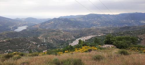 Alpujarra Guesthouse, habitaciones en un cortijo sostenible y aislado en medio de la nada en parque natural Sierra Nevada a 1150 metros altitud