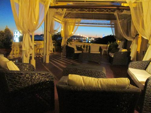 Діяльність, Hotel Italia in Маса