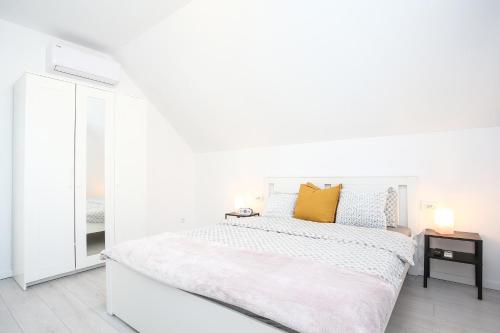 WHITE ROOMS ARENA ZAGREB Room Type - Large Double Room with Shared Bathroom WHITE ROOMS ARENA ZAGREB Room Type - Large Double Room with Shared Bathroom