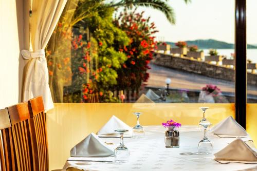Xenios Theoxenia Hotel - image 4