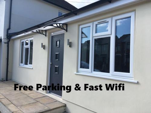 Beechfield House Modern studio self-contained unit with free WiFi and Parking and kitchen area - Apartment - Cardiff
