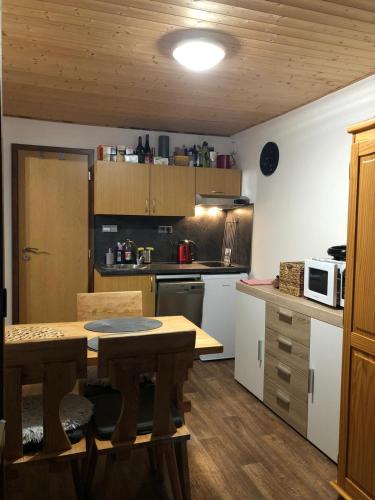 ห้องครัว, Apartmán s výhledem na Jezerní stěnu (Apartman s vyhledem na Jezerni stenu) in สปิชาก