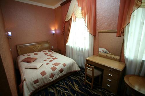1 double bed, 2 twin beds