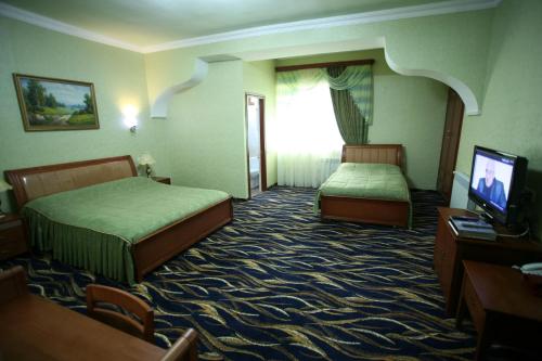 1 double bed, 1 twin bed