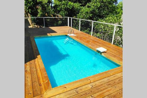 สระว่ายน้ำ, היחידה - Hayehida in มาอาลอท์ ทาร์ชิฮา