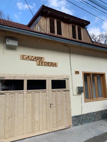 . Cazare Iedera