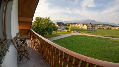 Erkély/terasz, Hiša na Vrtu (Hisa na Vrtu) near Ljubljanai repülőtér