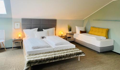 1 king bed, 2 twin beds, 1 sofa bed