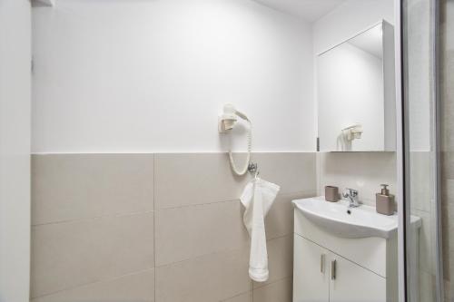 Double Room image 6