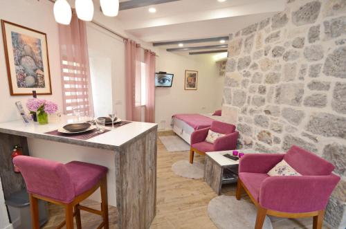 Studio Apartment image 8