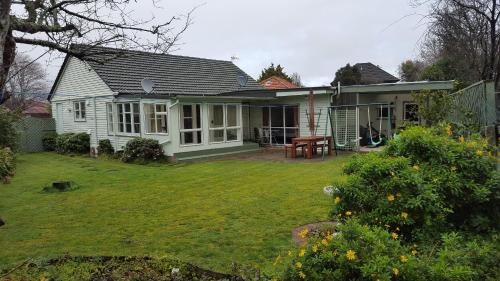 Hidden Gem and Entire Bungalow in Central hutt - Accommodation - Lower Hutt