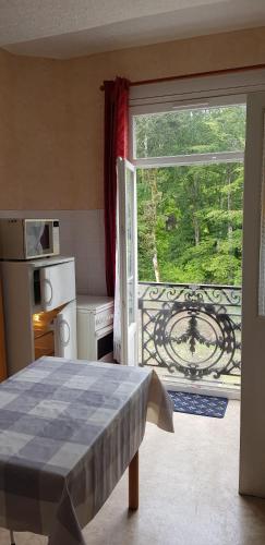 Room in Studio - Furnished studio in a quiet area not overlooked at La Bourboule dpt 63 chambre d'hôte Le Le Mont-Dore