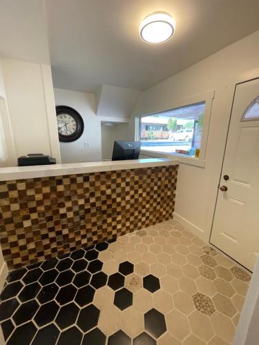 ล็อบบี้, Destination INN in เรเดียมฮอตสปริง (บริติชโคลัมเบีย)