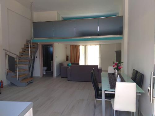 Malamatenia 's Maisonette 5