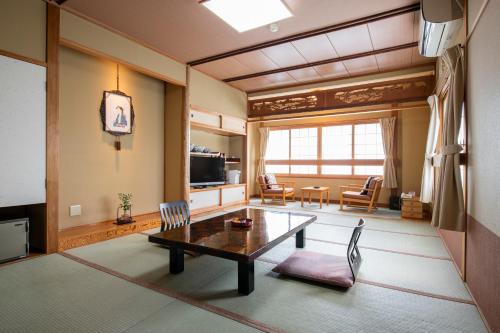 Sakuraya Sakuraya is a popular choice amongst travelers in Sanjo, whether exploring or just passing through. Offering a variety of facilities and services, the property provides all you need for a good nights