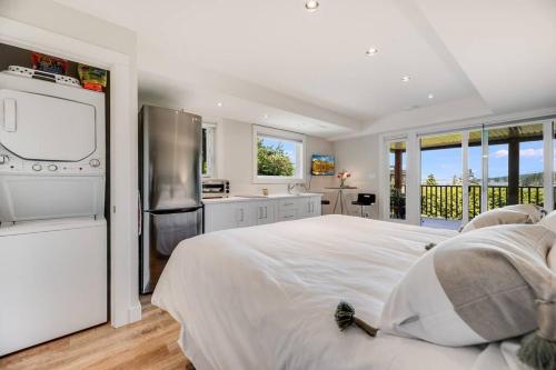 Sea-esta Suite with Ocean Views in Brentwood Bay