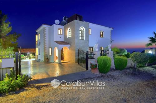 PARADISE VILLA 413 by Coral Sun Villas – khách sạn tại Pomos