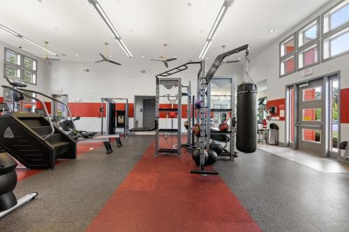 Viagem Stylish 2BR with Pool & Gym - image 3