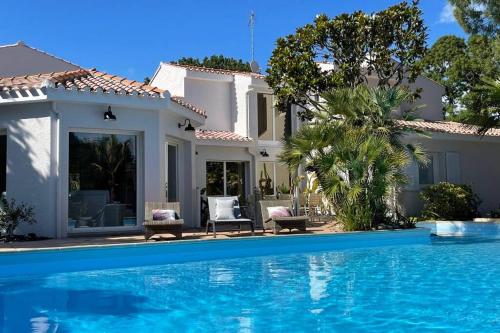 Villa ARTDeco Grande Piscine chauffée gîte à louer Saint-Jean-d'Orbetiers