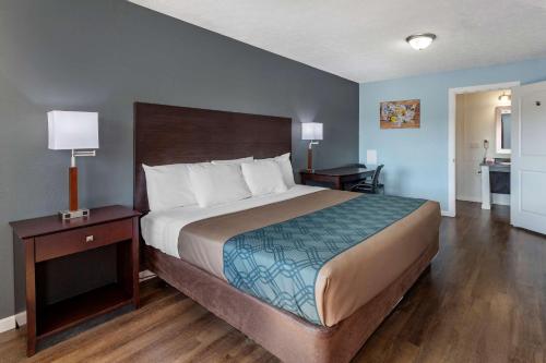 Econo Lodge Inn & Suites Sandusky South