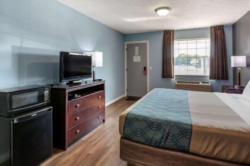 Econo Lodge Inn & Suites Sandusky South