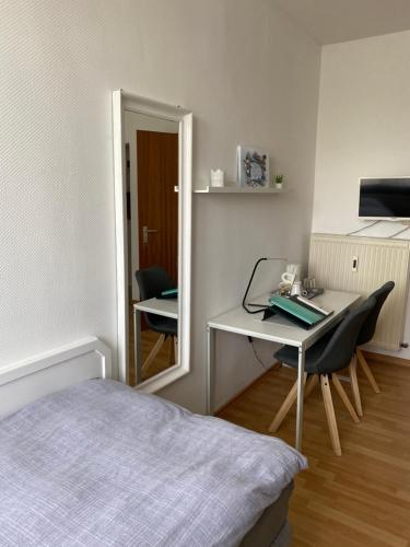 Single Room with Private External Bathroom image 2