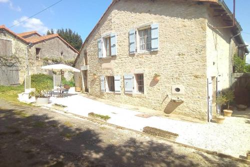 One bedroom Charentaise Cottage with Heated Pool gîte à louer Benest