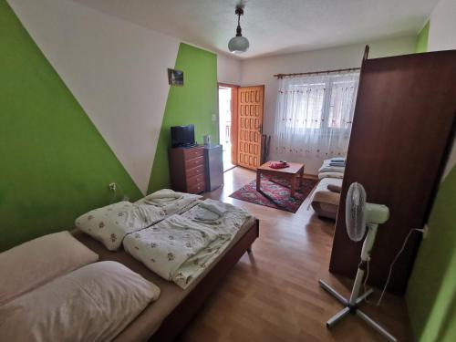 1 queen bed, 1 sofa bed