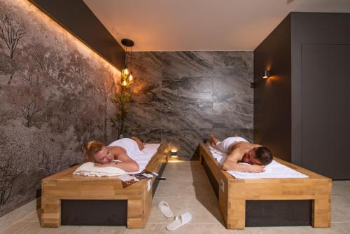 2 twin beds