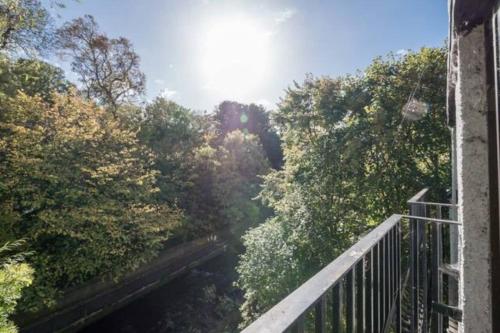 GuestReady - Bright Airy Flat with River Views FREE PARKING - Sleeps 4
