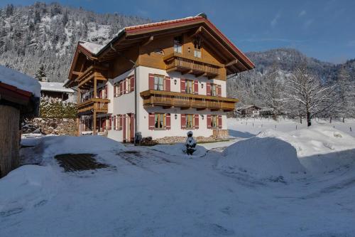 Ferienwohnungen beim Hausbacher - Apartment - Reit im Winkl