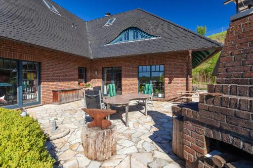 المرافق, Ferienhaus mit Kamin am Hafen in S in Altensien