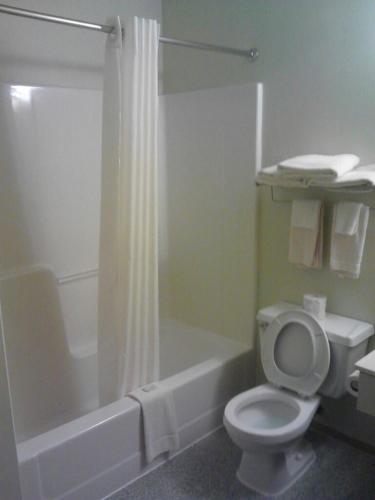 Rodeway Inn - image 8