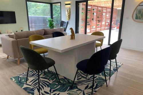 Magnifique villa avec piscine au coeur des vignes in โคโกลิน