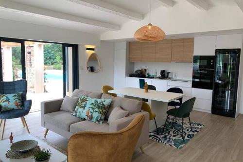 Magnifique villa avec piscine au coeur des vignes in โคโกลิน