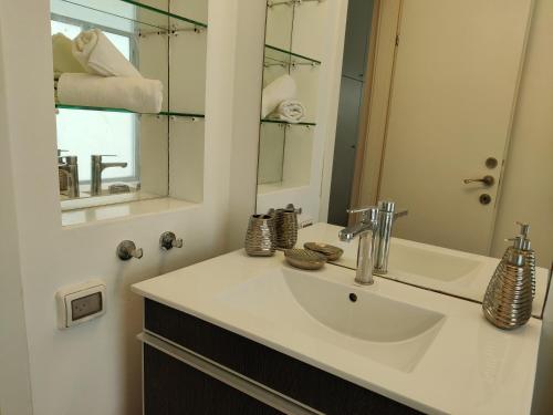2BDR Holiday Home by Mezizim Beach and TLV Port! - image 5