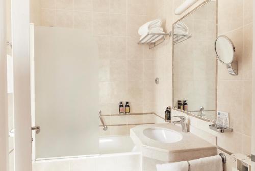 Welcome Hotel - image 12