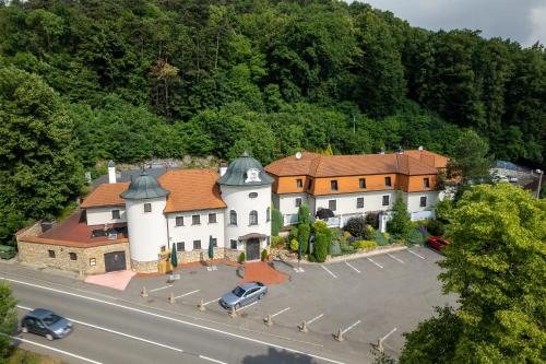 Zámeček Pod Hradem - image 11