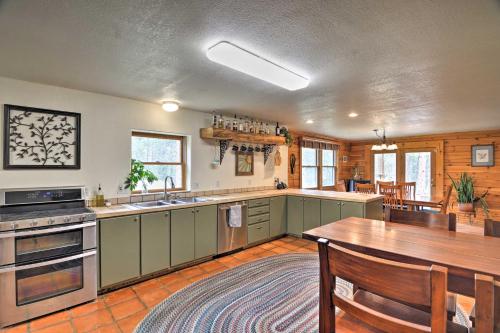 The Pinecone Palace with Hiking Trail Access! in Lyons, USA