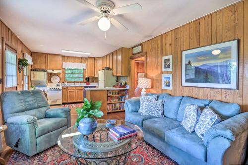 Charming Franklin Cottage with Golf Course View - image 7