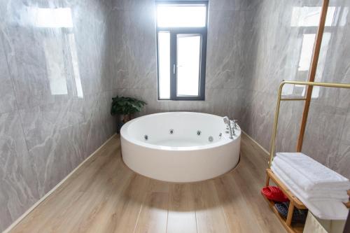 Heaven's Gate Home Stay --free pick up service--panoramic view of Tianmen Mountain near สนามบินจางเจียเจี้ย