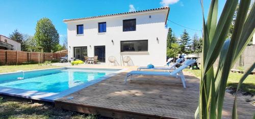 Villa Blanche near Aix en Provence with private pool gîte à louer Le Verger