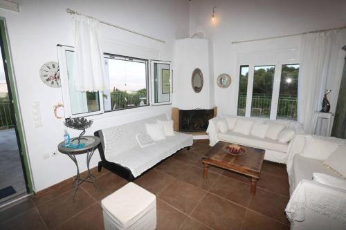 Kalamakia House-stylish cottage near Petani beach